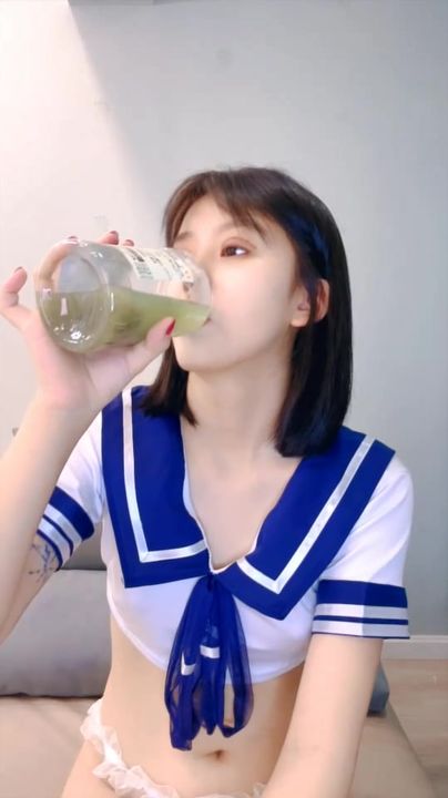 【69堂午夜视频】校花女神惨遭蹂躏，全程露脸激情3P伺候两大哥，口交大鸡巴揉奶玩逼，让大哥无套爆草小骚穴，浪叫不止真刺激