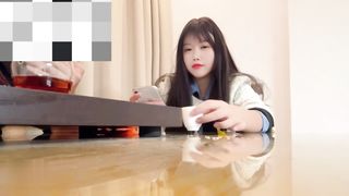 【69堂午夜视频】茶馆边接小舅电话边被侄子干