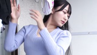 【69堂午夜视频】人妻在阳台上晾晒红色内衣，暗示丈夫不在家1