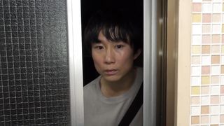 【69堂午夜视频】人妻在阳台上晾晒红色内衣，暗示丈夫不在家2