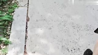 【69堂午夜视频】光天化日刺激寻欢 周末带着妹妹去公园散步 半天找不到厕所