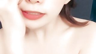 【69堂午夜视频】哺乳期的妈妈奶水真足，小逼还是嫩嫩的，白丝情趣挤奶玩逼，特写展示给狼友看，淫声荡语不断尿尿刺激别错过