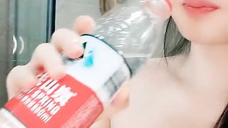 【69堂午夜视频】白丝高跟露脸高颜值小懒猫深夜激情大秀诱惑狼友，揉奶玩逼特写展示，跳蛋塞逼里道具抽插，浴室诱惑尿尿刺激