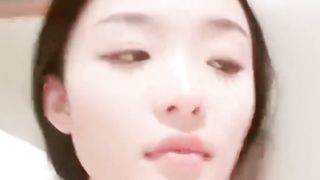 【69堂午夜视频】全程露脸大秀直播发骚，跟狼友互动撩骚各种展示，舔弄小哥大鸡巴，无套抽插激情上位