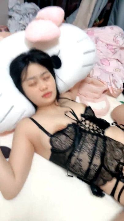 【69堂午夜视频】米亚同学还有两个充气女娃娃，撩骚互动揉奶抠逼淫声荡语，穿上黑丝情趣撩骚大哥激情让大哥压在身下爆草蹂躏(0)