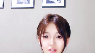 【69堂午夜视频】难得一见的美女宝贝深夜撩骚互动狼友，全程露脸乖巧可爱听狼友指挥脱光光玩弄骚逼洗澡诱惑跳蛋自慰呻吟可射