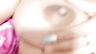 【69堂午夜视频】哺乳期的奶妈露脸一个人精彩直播赚外快，全程露脸奶子胀挺奶水又多把裤衩都滴失了，自己舔逼抠逼浪叫呻吟