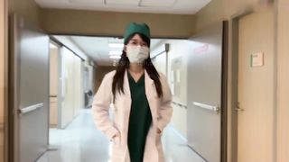 【69堂午夜视频】男生打球伤到蛋蛋，女医生提议将精囊清空，减缓睾丸压迫感，没想到体育生性欲太强，直接狠狠内射了