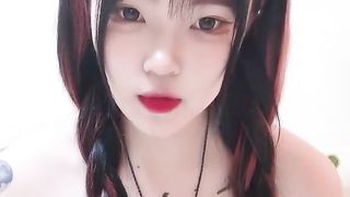 【69堂午夜视频】腿上蛇纹身婴儿肥肉嘟嘟02年萌妹，童颜大奶两根麻花辫，刚下海不久全裸扭动，吊带黑丝翘起大肥臀