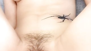 黑蜘蛛小骚妹全程露脸跟小哥在电竞酒店激情啪啪，让小哥无套爆草浪叫呻吟表情好骚，射在奶子上让小哥舔逼