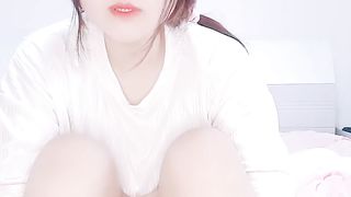 【69堂午夜视频】03年小姑凉，细皮嫩肉，毛毛都没长几根，把骚逼摆在镜头前淫乱发骚，勾引网友！