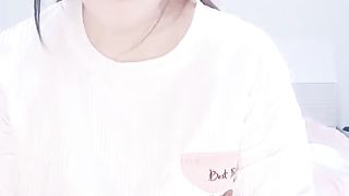 【69堂午夜视频】03年小姑凉，细皮嫩肉，毛毛都没长几根，把骚逼摆在镜头前淫乱发骚，勾引网友！