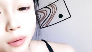 【69堂午夜视频】一个北京妹妹精彩小秀露脸直播，跟狼友互动撩骚揉奶玩逼，跳蛋塞里面自慰抽插，站着喷水了好骚精彩又刺激