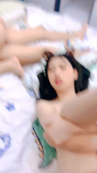 【69堂午夜视频】两个极品学妹的精彩4P，全程露脸艳舞诱惑，一起口交大鸡巴让大哥们爆草蹂躏，浪叫不止菊花都给干了精彩刺激