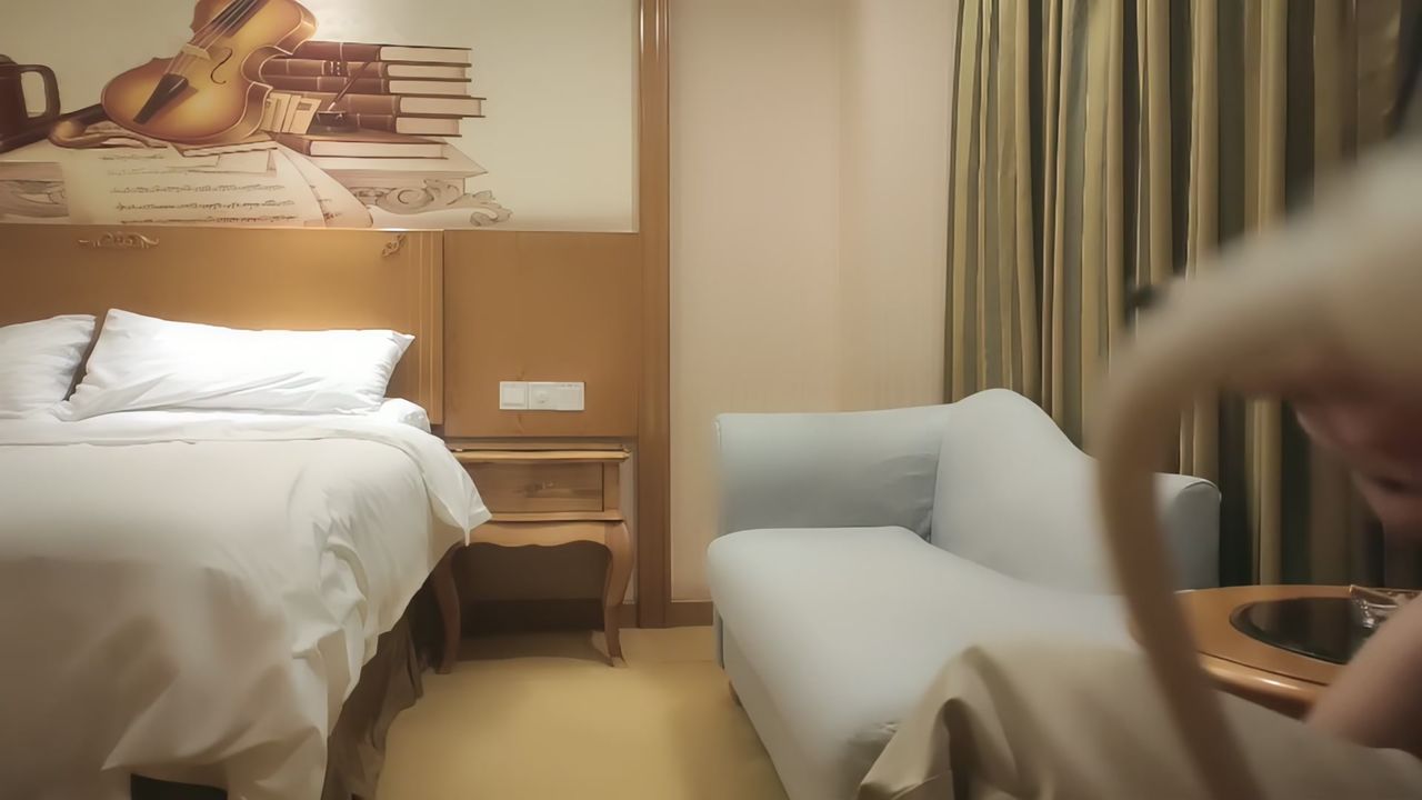 【69堂午夜视频】坐在身上各种内衣揉奶，特写揉穴清晰可见，扶着屁股操的啊啊叫