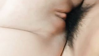 我的母狗妹妹，乖巧听话无毛逼，让小哥骑在脖子上草嘴深喉，压在身下无套插入给小哥舔手指，浪叫呻吟好骚啊