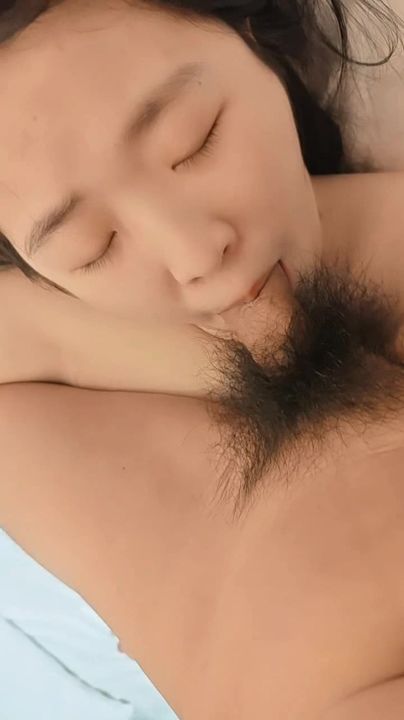 我的母狗妹妹，乖巧听话无毛逼，让小哥骑在脖子上草嘴深喉，压在身下无套插入给小哥舔手指，浪叫呻吟好骚啊