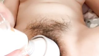 【69堂午夜视频】荔枝茶茶睡前发骚，全程露脸性感吊带听狼友指挥脱光光，揉奶玩逼按摩棒自慰阴蒂，道具抽插骚逼高潮冒白浆