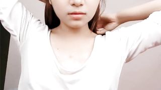 颜值不错的小少妇露脸激情大秀，逼里塞着炮击抽插，跟狼友撩骚互动脱光光，揉奶玩逼跳蛋自慰淫荡，浪叫不止