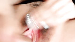 颜值不错的小少妇，水多尿也足全程露脸激情大秀，按摩棒道具双重蹂躏骚逼，高潮冒白浆， 特写展示淫语不断