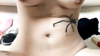 【69堂午夜视频】颜值很高的妹子全程露脸满背纹身，被好姐妹在奶子上写骚逼求草，掰开骚穴给狼友看特写撅着屁股发骚烟燎逼毛