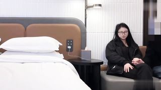 【69堂午夜视频】不会口活差点口吐了，下面毛毛很少很紧都给干红了，还给我介绍她朋友