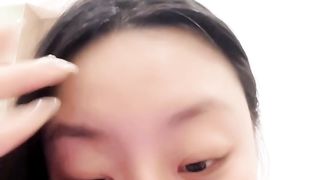 丝袜高跟露脸风骚人妻的诱惑，全程露脸伺候小哥大鸡巴，揉奶抠逼淫声荡语，激情上位道具抽插，打奶子煽嘴巴