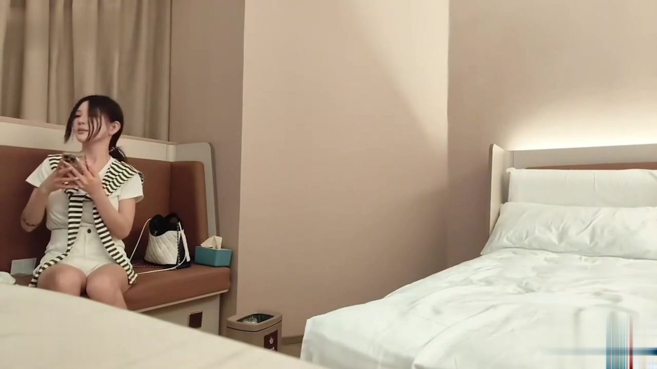 【69堂午夜视频】刚开始有点抗拒但架不住妹妹软磨硬泡，见到后便改变了主意，谁能拒绝一位19岁的清纯可爱小姑娘呢