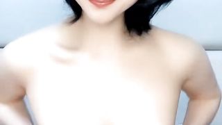 【69堂午夜视频】新人小少妇一个人在家诱惑狼友，全程露脸乖巧听话听狼友指挥揉奶玩逼，掰开特写展示，撅着屁股求草自慰呻吟