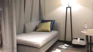 【69堂午夜视频】深夜场约了个高颜值大长腿嗲嗲妹子，蹲着口交舔弄上位骑乘侧入抽插操！