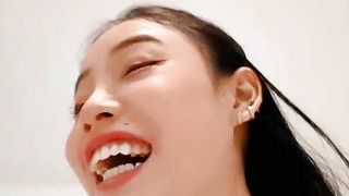 疯狂姐妹花全程露脸一起伺候大鸡巴，69口交棒棒哒，看好姐妹激情上位被草，浪叫呻吟不止，精彩刺激不要错过