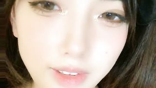 【69堂午夜视频】说话嗲嗲网红美女，全裸抠逼自慰，无毛粉嫩小穴，两根手指猛操，水声哗哗浪叫，搞得骚逼很湿