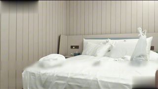 【69堂午夜视频】酒店约炮07年在校学妹脾气有点古怪穿着JK制服干中途换姿势有点不情愿