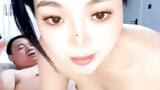 【69堂午夜视频】颜值不错的小少妇跟大哥激情啪啪，口活棒棒哒深喉舔弄大鸡巴，激情上位让大哥吃奶抠逼无套爆草内射中出好骚