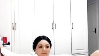 【69堂午夜视频】颜值不错的小少妇跟大哥激情啪啪，口活棒棒哒深喉舔弄大鸡巴，激情上位让大哥吃奶抠逼无套爆草内射中出好骚