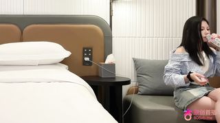 【69堂午夜视频】口活生疏下面非常紧，后入屁股都给干红了，最后套子滑掉了无套内射