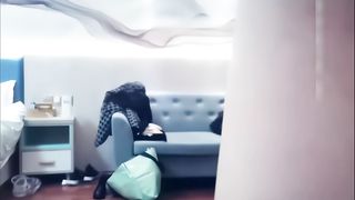 【69堂午夜视频】黑靴御姐有点飒，球衣宝贝情趣装