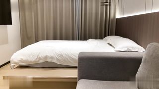 【69堂午夜视频】葫芦身，腰细胸大腿长，妹子还特别温柔，白虎小穴，各种姿势压腿猛干