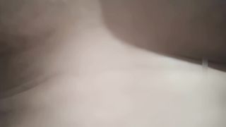 【69堂午夜视频】一身红裙极妩媚，抽烟姿势很潇洒