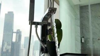 【69堂午夜视频】酒店按摩浴缸对着双子星大厦做爱 想要被我服务吗？你只需要干爆我就好