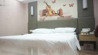 【69堂午夜视频】镜头插嘴深喉，顶级大白屁股，大力深插撞击很Q弹