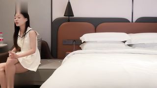 【69堂午夜视频】会尽量配合我，小穴一根毛都没有，可以清晰的看见肉棒在小穴里抽插