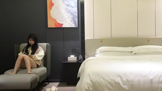 【69堂午夜视频】体重只有70多斤，随便就能抱起来桩，最后还内射了