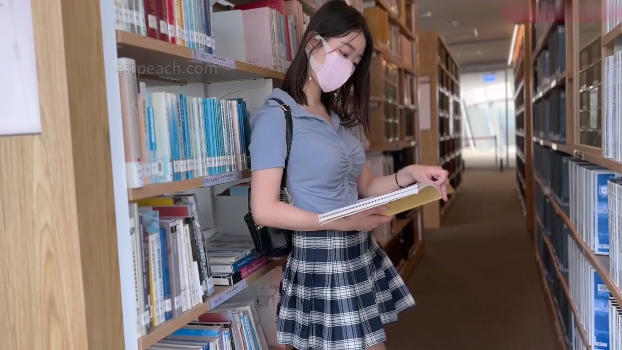 【69堂午夜视频】在图书馆看书被偷看「你要看就要负责到底阿!」
