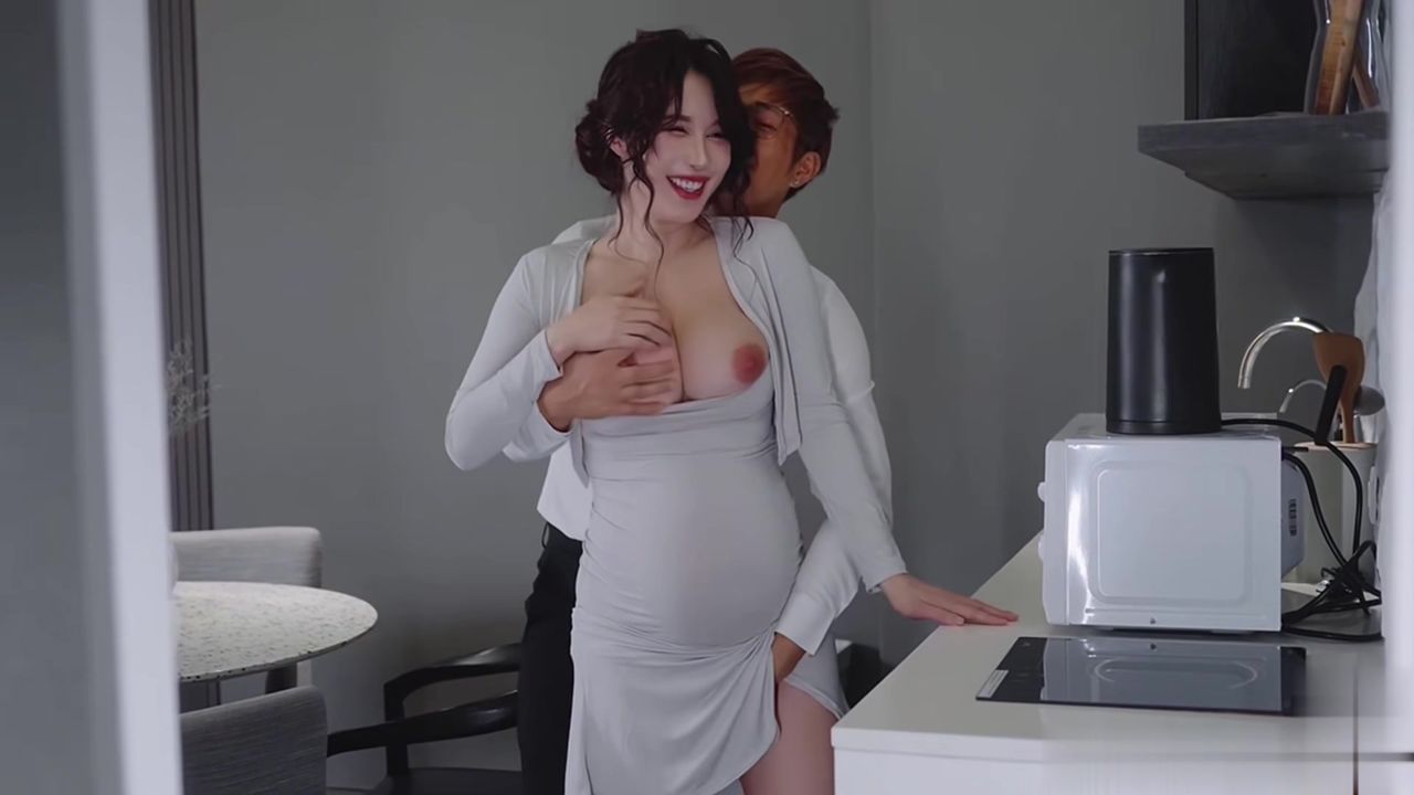 【69堂午夜视频】孕妇和老公在房间激情啪啪，被新来的光头租客偷窥看到