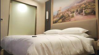 【69堂午夜视频】黑色皮衣妹高颜妹子神似张碧晨空姐制服换上挺诱人