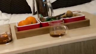 【69堂午夜视频】带同事体验亲姐新工作换装手推场准备趁着酒劲3P姐姐没想到同事睡太熟操姐姐都没反应