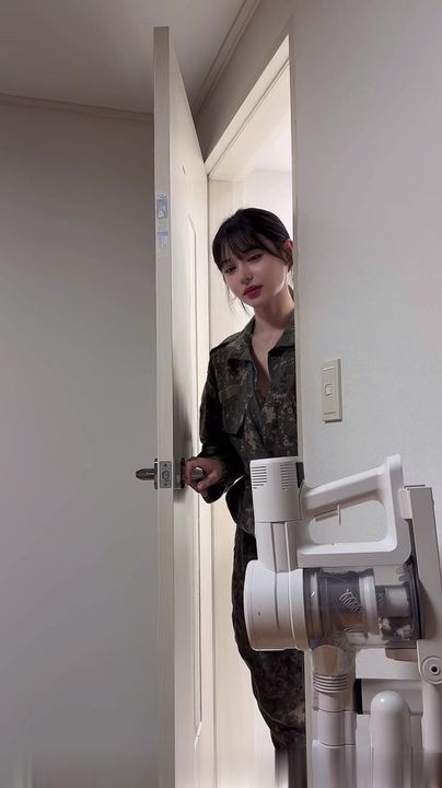 【69堂午夜视频】军训完毕回宿舍被学长肏