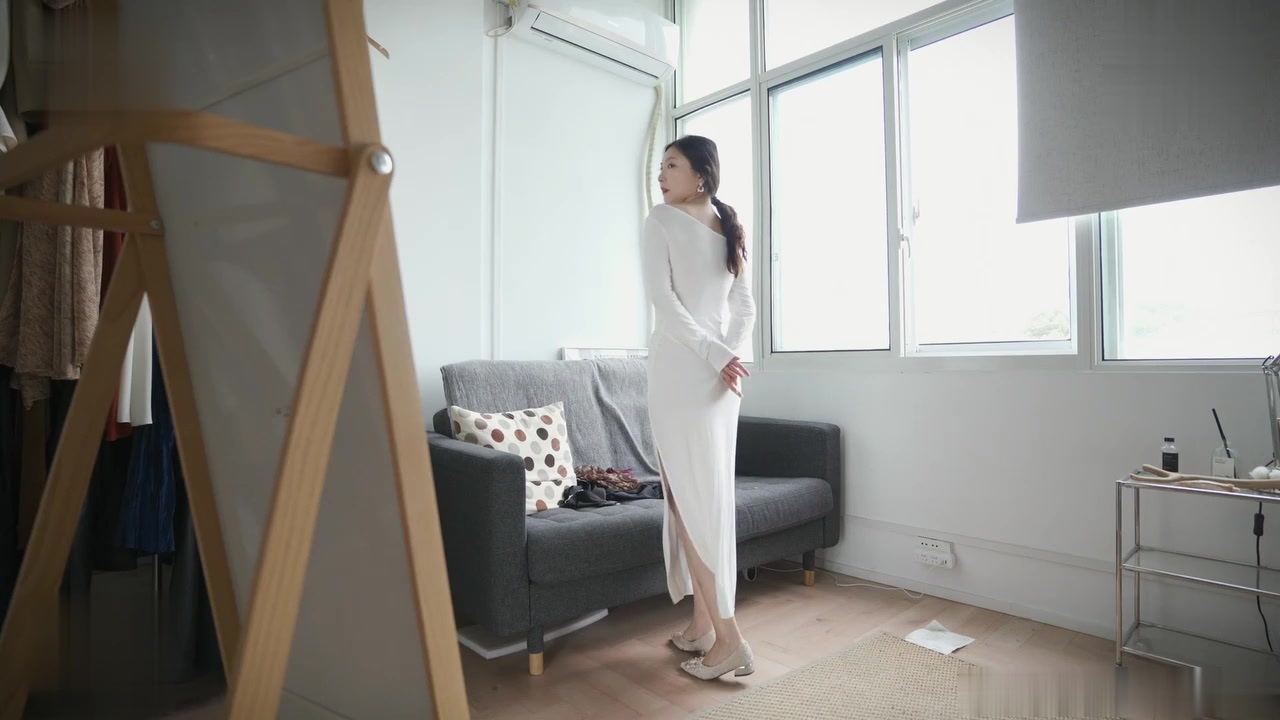 【69堂午夜视频】性感的时装公司总监在试衣间试露出引诱男助理直接沙发上激战高潮内射