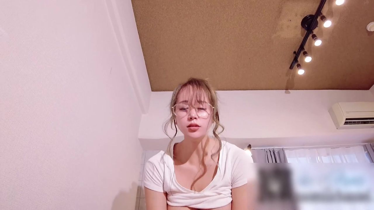 【69堂午夜视频】客厅爆操热裤过膝袜骚货